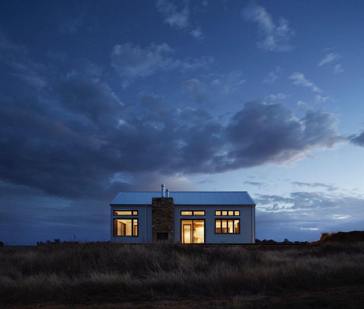 This Mobile Structure Unfolds Itself into a Home in 10 Minutes